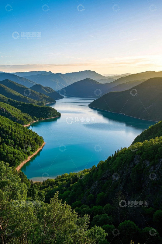 山间湖泊自然风光全景