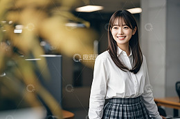 办公室内微笑的亚洲女性