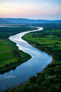河流蜿蜒的田园风光航拍