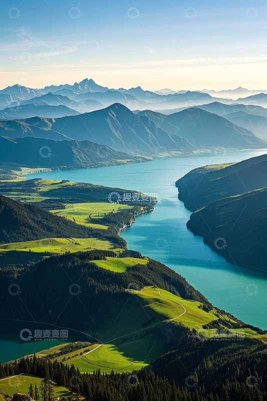 高山湖泊自然风光全景