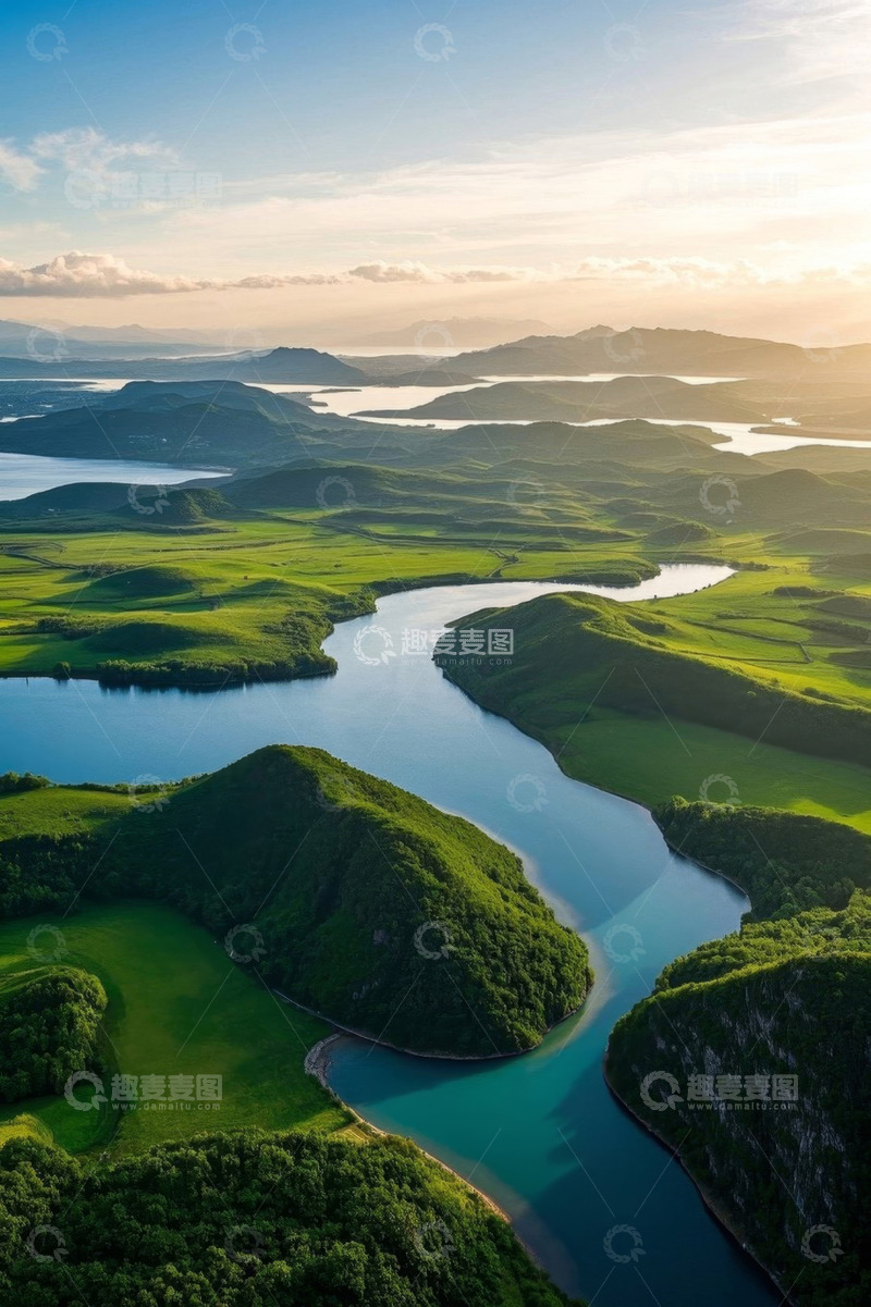 高清大图下载【趣麦麦图】河流蜿蜒于绿色山丘的户外风光