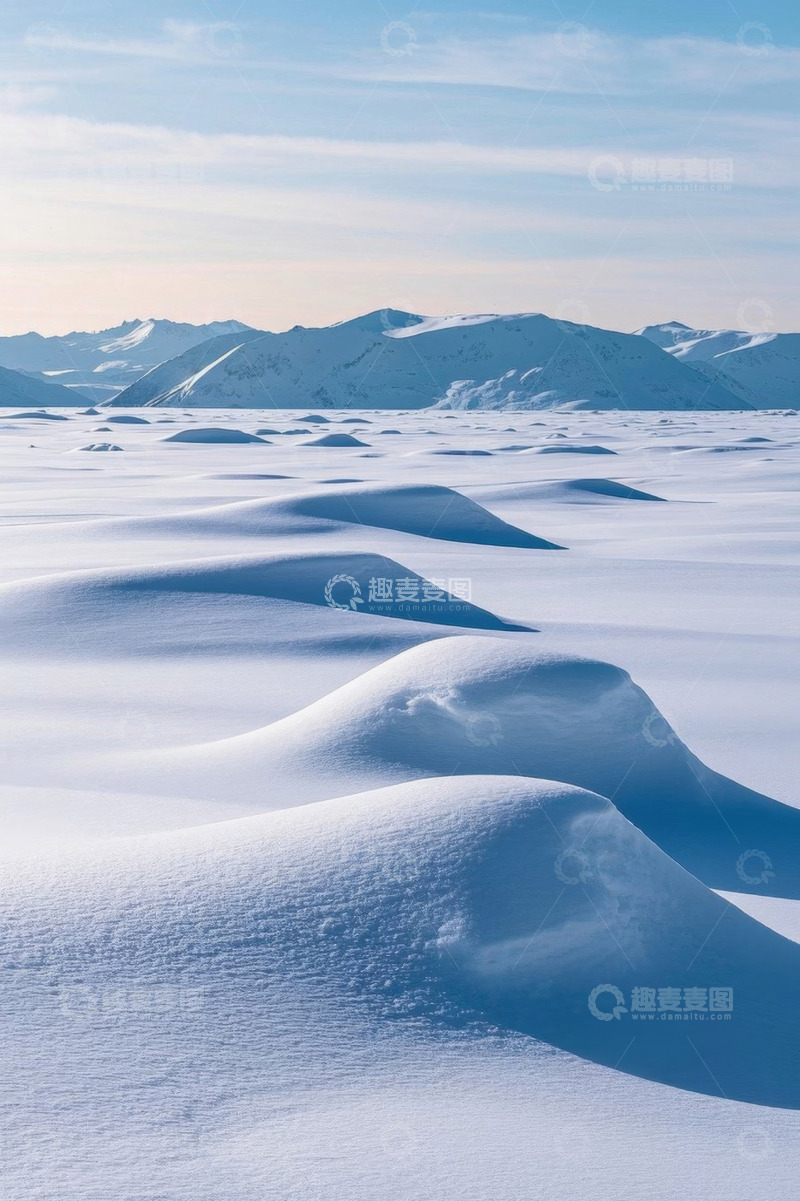 高清大图下载【趣麦麦图】广袤雪地与远处雪山景观