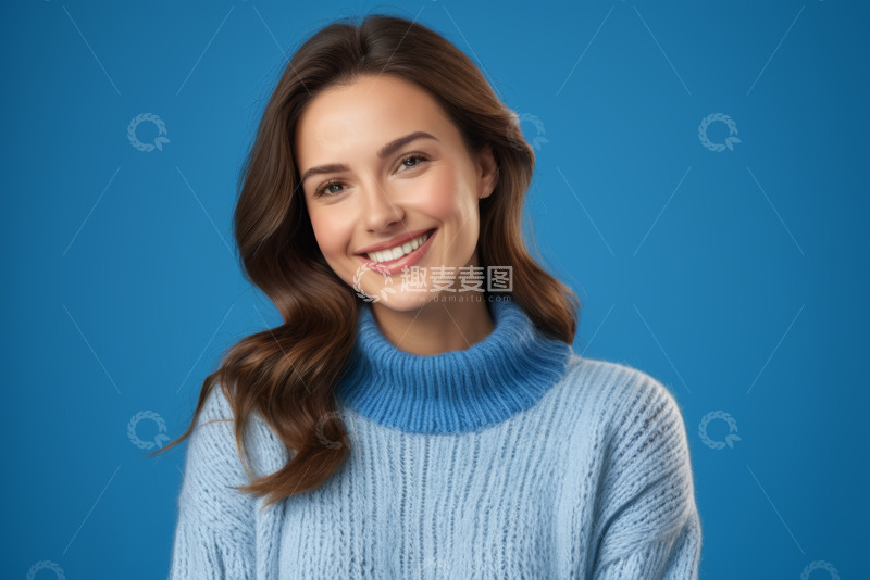 高清大图下载【趣麦麦图】穿蓝色毛衣微笑的女性肖像