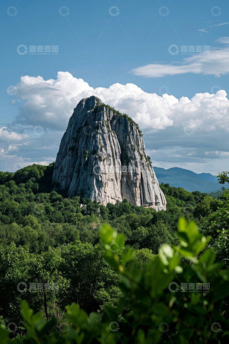 高清大图下载【趣麦麦图】山林间的高耸岩石景观