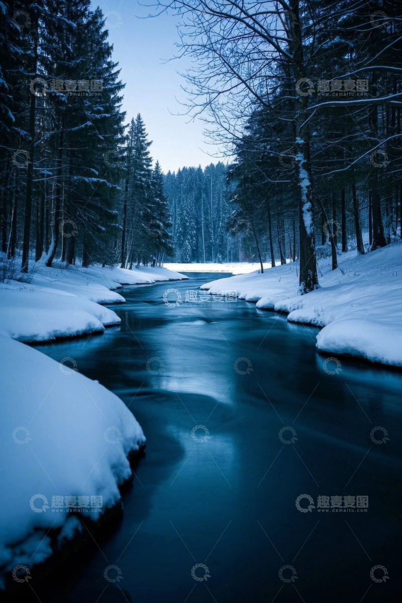 高清大图下载【趣麦麦图】冬日雪覆森林中的溪流景观