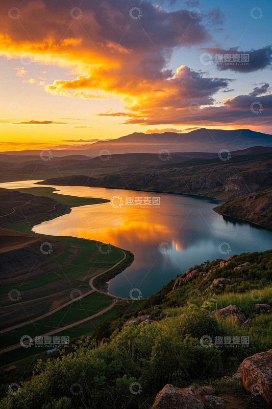 夕阳下湖泊与山峦风光