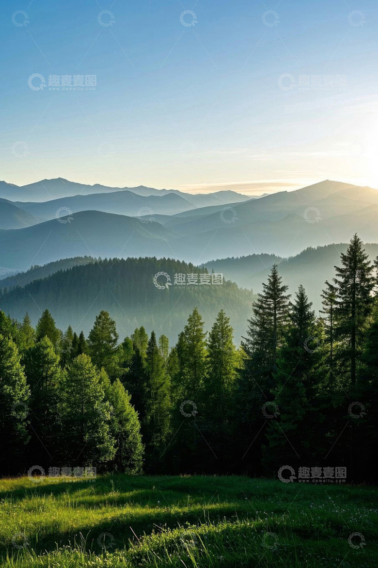 山林间清晨的自然景观