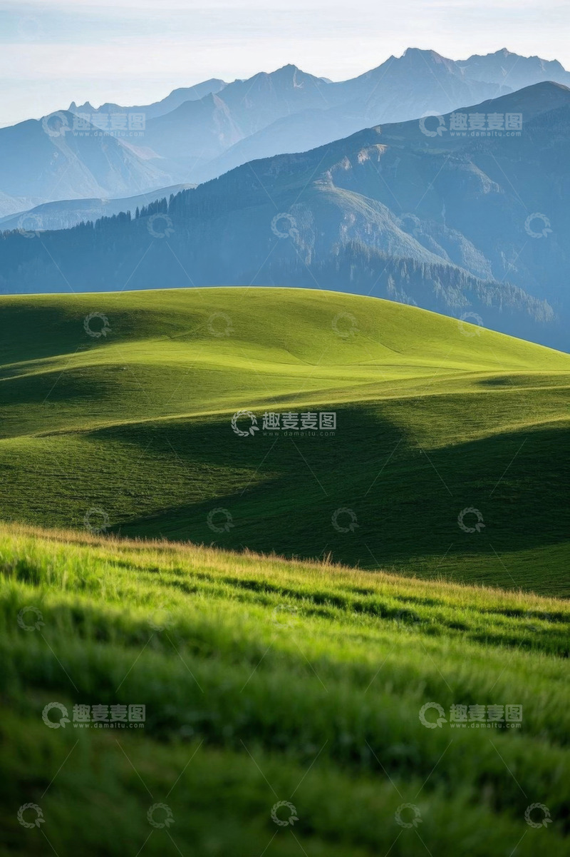 高清大图下载【趣麦麦图】绿色草原与远处山峦景观