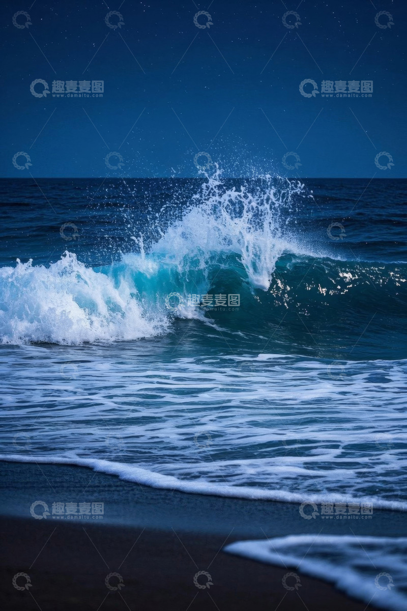 高清大图下载【趣麦麦图】夜晚海浪拍打海滩景象