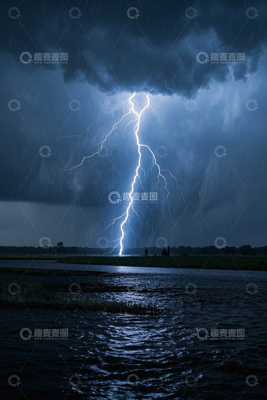 闪电暴雨下的自然景观