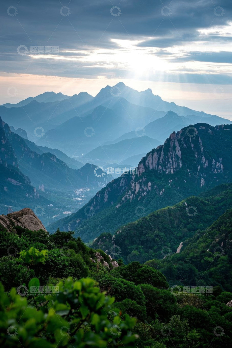 高清大图下载【趣麦麦图】山间阳光穿透云层风景
