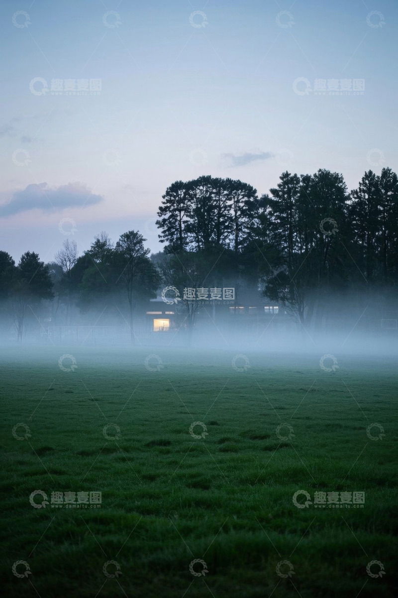 高清大图下载【趣麦麦图】晨雾中草地与树林旁的建筑