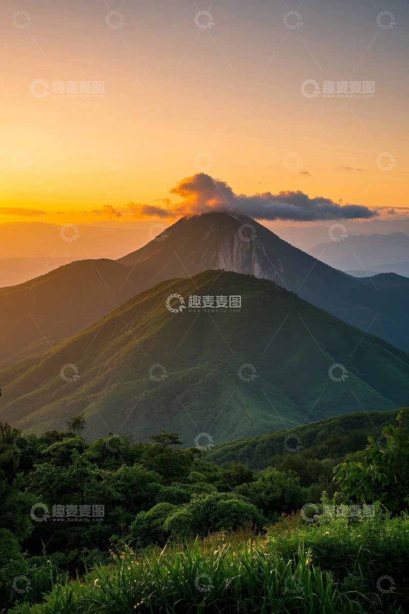 高清大图下载【趣麦麦图】夕阳下的山峰与云雾景观