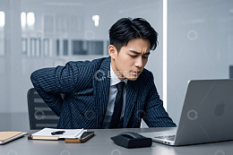商务人士办公时腰部疼痛