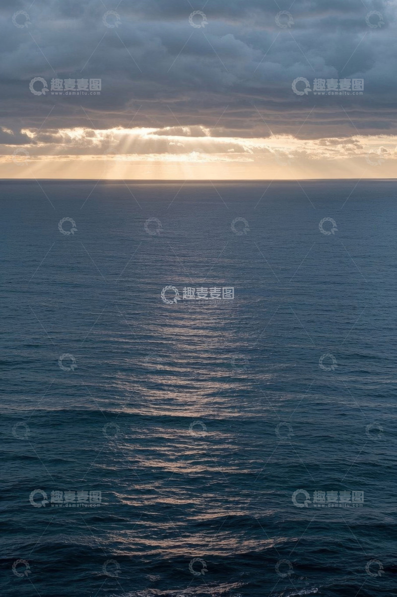 高清大图下载【趣麦麦图】海面日出阳光穿透云层景象