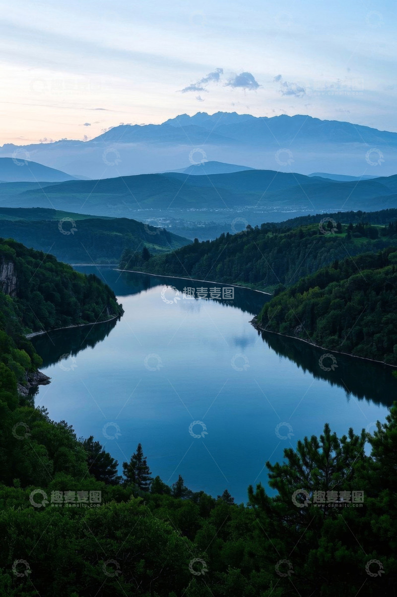 高清大图下载【趣麦麦图】山间湖泊与森林自然风光