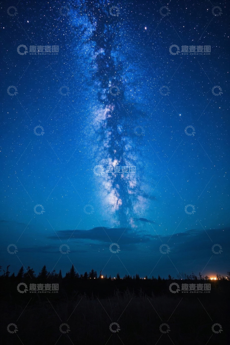高清大图下载【趣麦麦图】夜空下的璀璨星河与森林景观