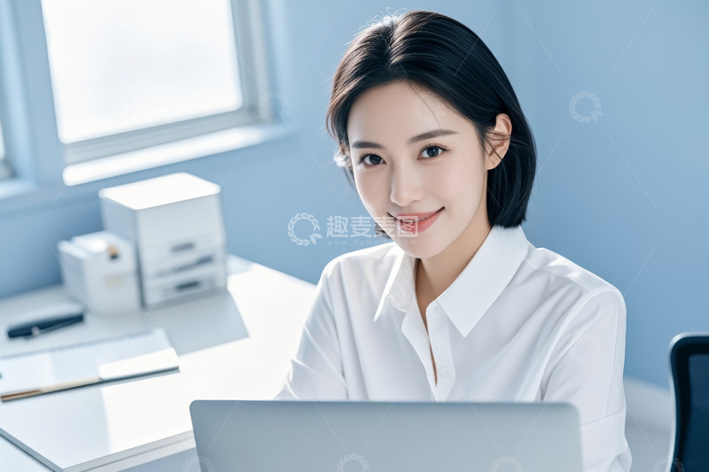 高清大图下载【趣麦麦图】办公女性使用笔记本电脑特写