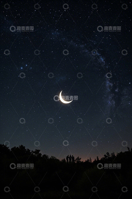 夜晚星空下的人物剪影