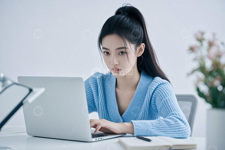 青年女子使用笔记本电脑办公
