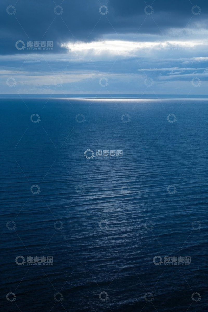 高清大图下载【趣麦麦图】广阔海面与阴云密布天空景观