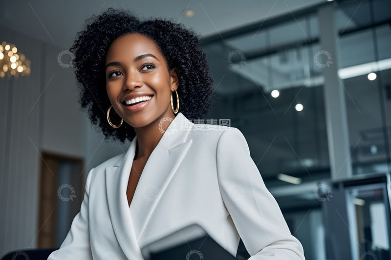 高清大图下载【趣麦麦图】微笑的非洲裔女商人办公场景