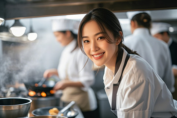 厨房内微笑的女厨师