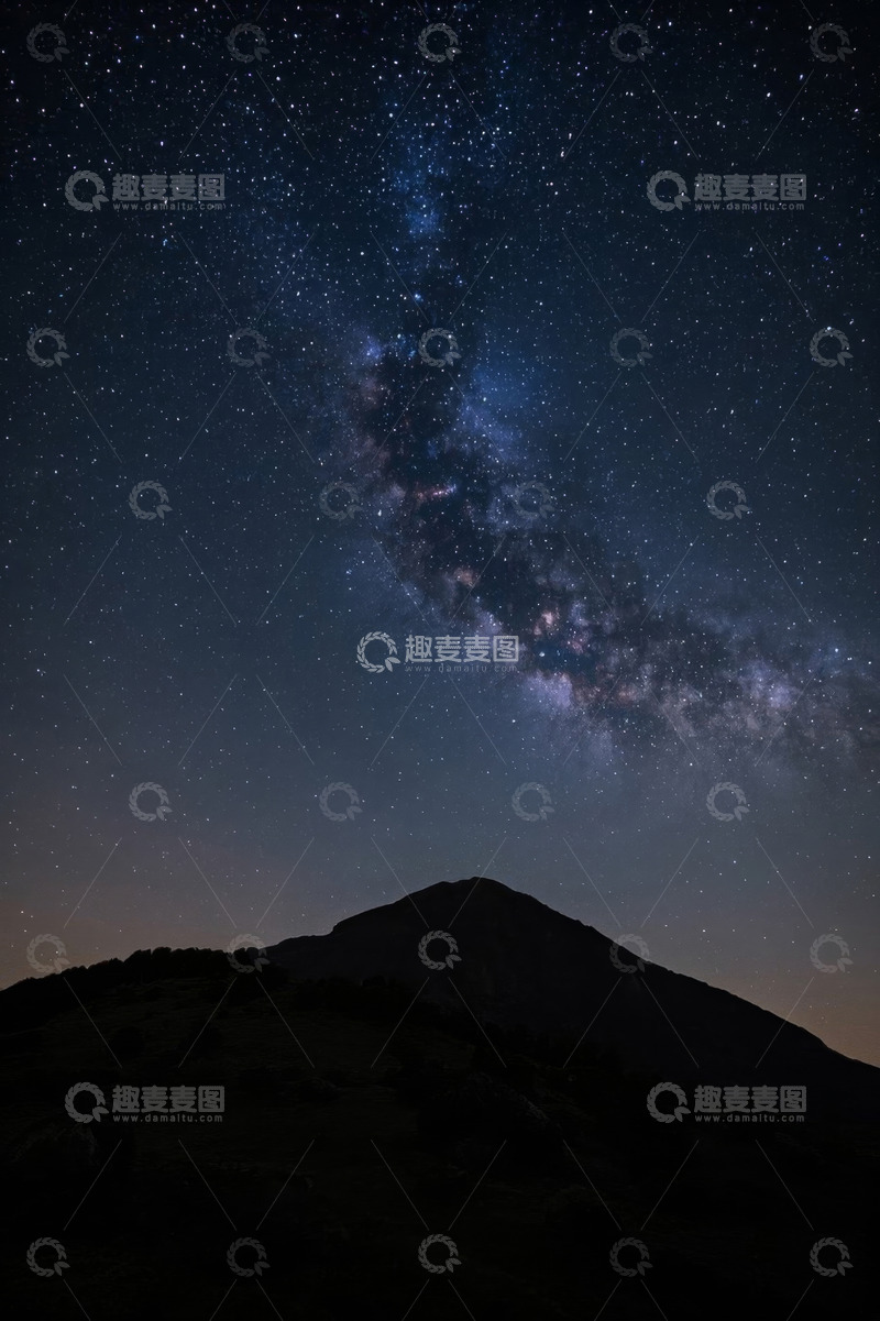 高清大图下载【趣麦麦图】夜空下的山脉与银河系景观