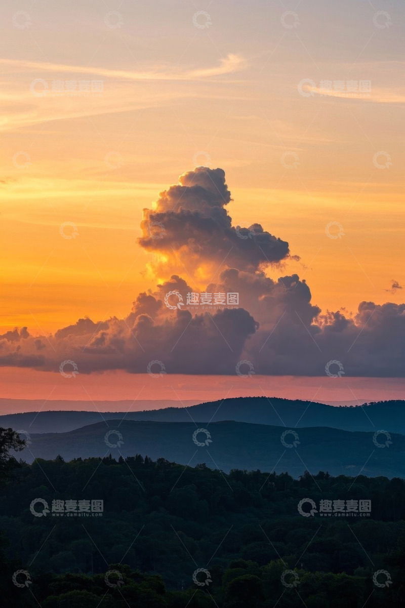 高清大图下载【趣麦麦图】日落时分山间壮丽云彩景观