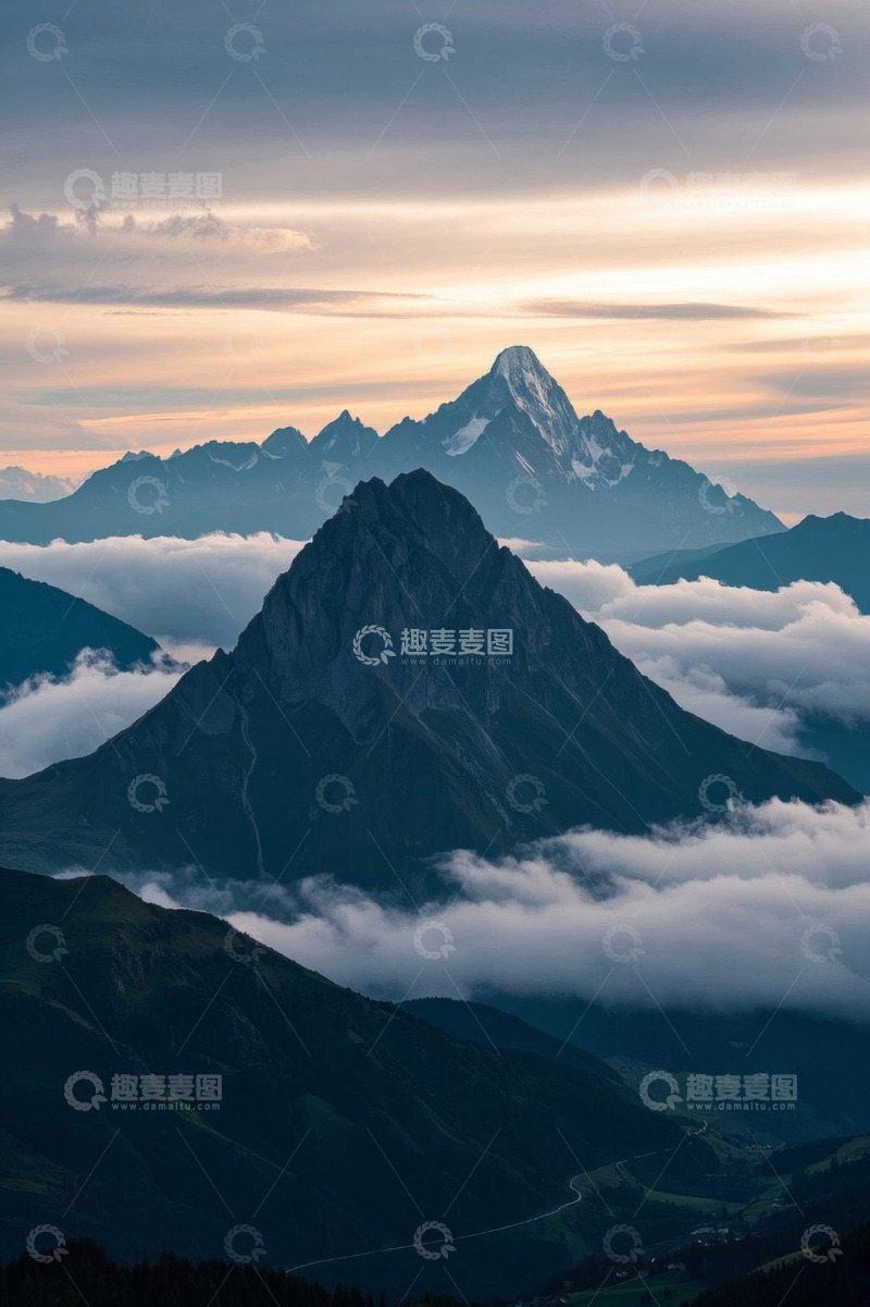 高清大图下载【趣麦麦图】山间云海环绕的壮丽雪山景观