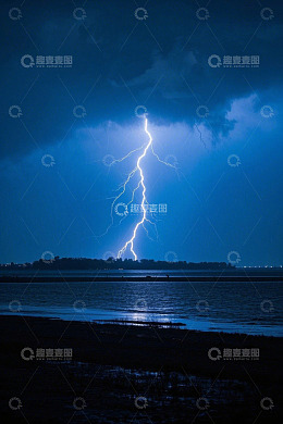 湖面闪电风暴夜景