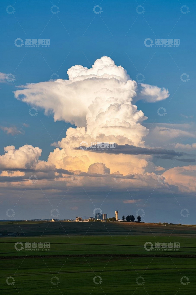 高清大图下载【趣麦麦图】田野上空的巨大积云景观