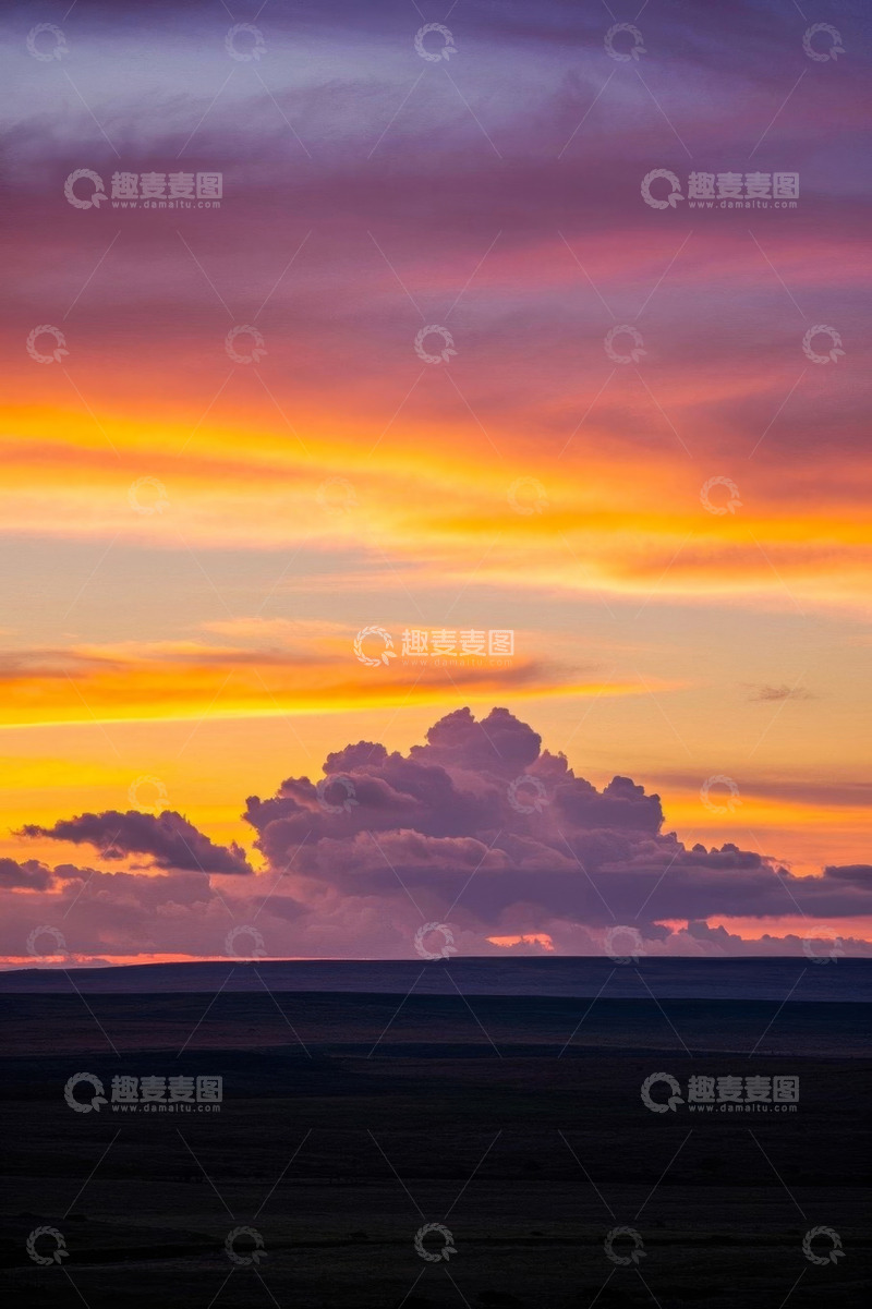 高清大图下载【趣麦麦图】绚丽晚霞下的开阔原野景观