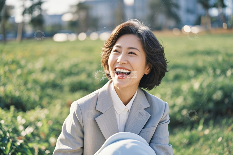 高清大图下载【趣麦麦图】户外微笑的商务女性