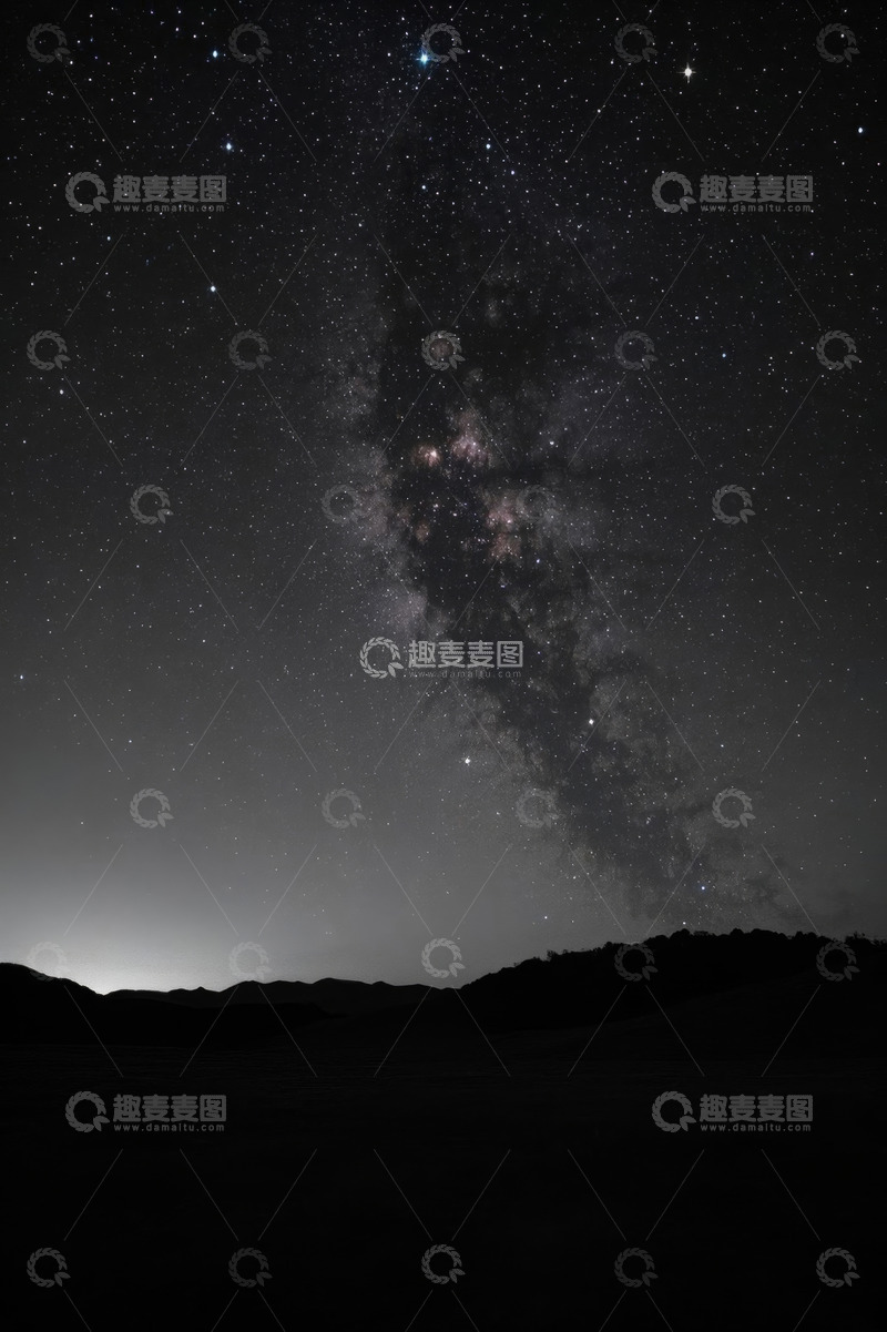高清大图下载【趣麦麦图】夜空下的星系与山脉景观