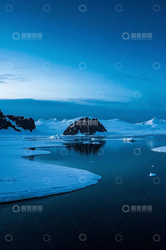 冰雪覆盖的水域与远处山峦