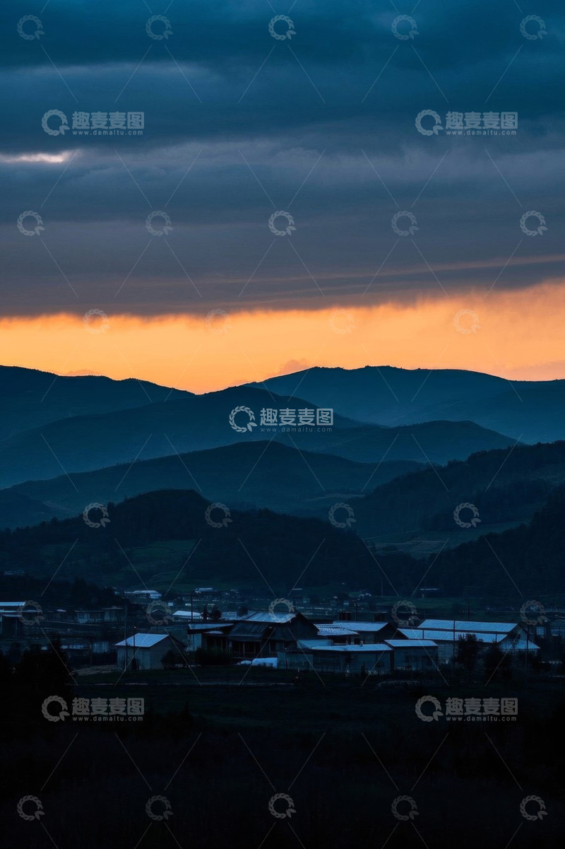 高清大图下载【趣麦麦图】山村黄昏时的山峦与天空景观