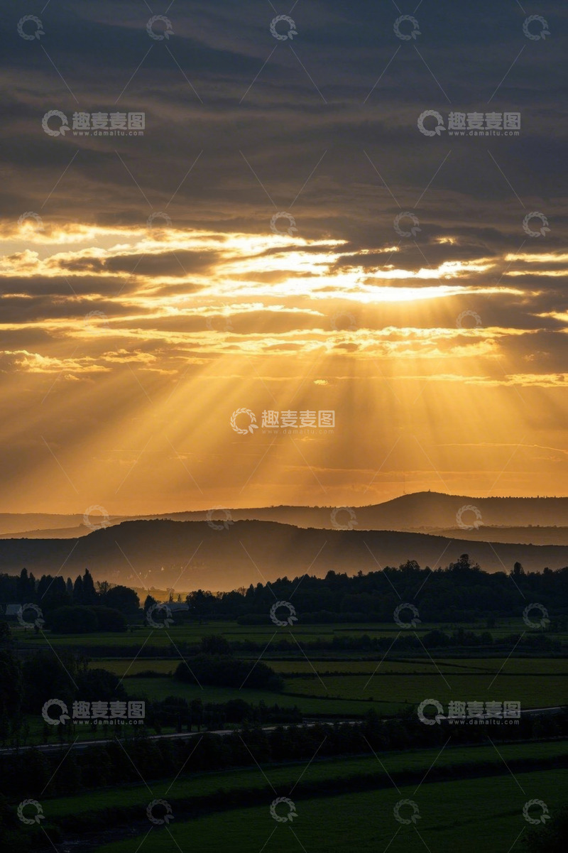 高清大图下载【趣麦麦图】田野上空日落时分阳光穿透云层
