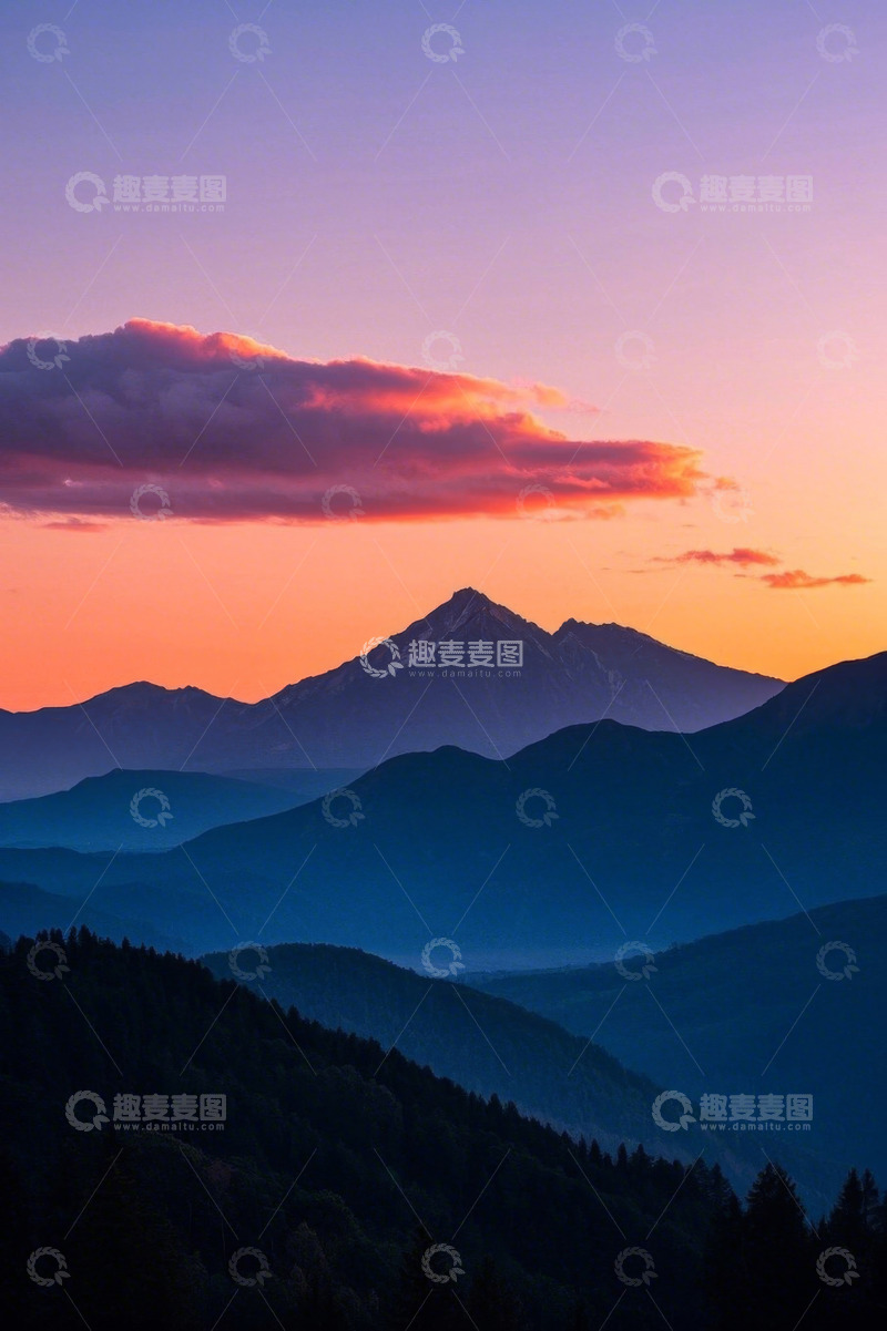 高清大图下载【趣麦麦图】夕阳下的山峦与天空景色