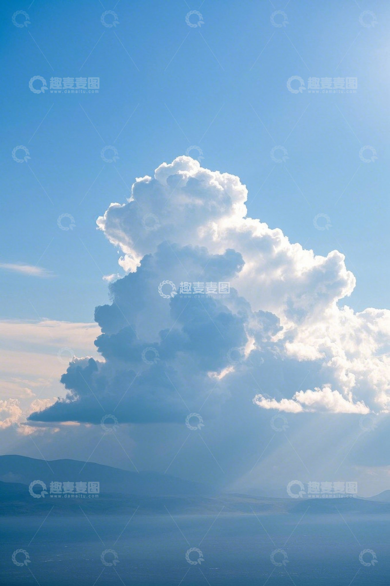 高清大图下载【趣麦麦图】蓝天中巨大积云与远山景观