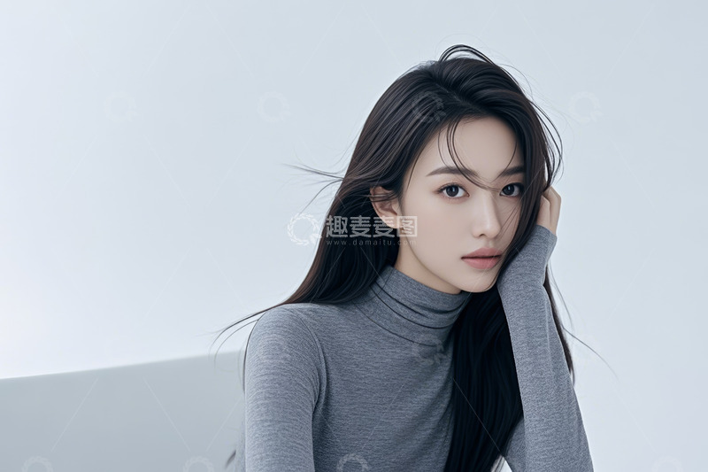 高清大图下载【趣麦麦图】长发女子灰色上衣肖像特写