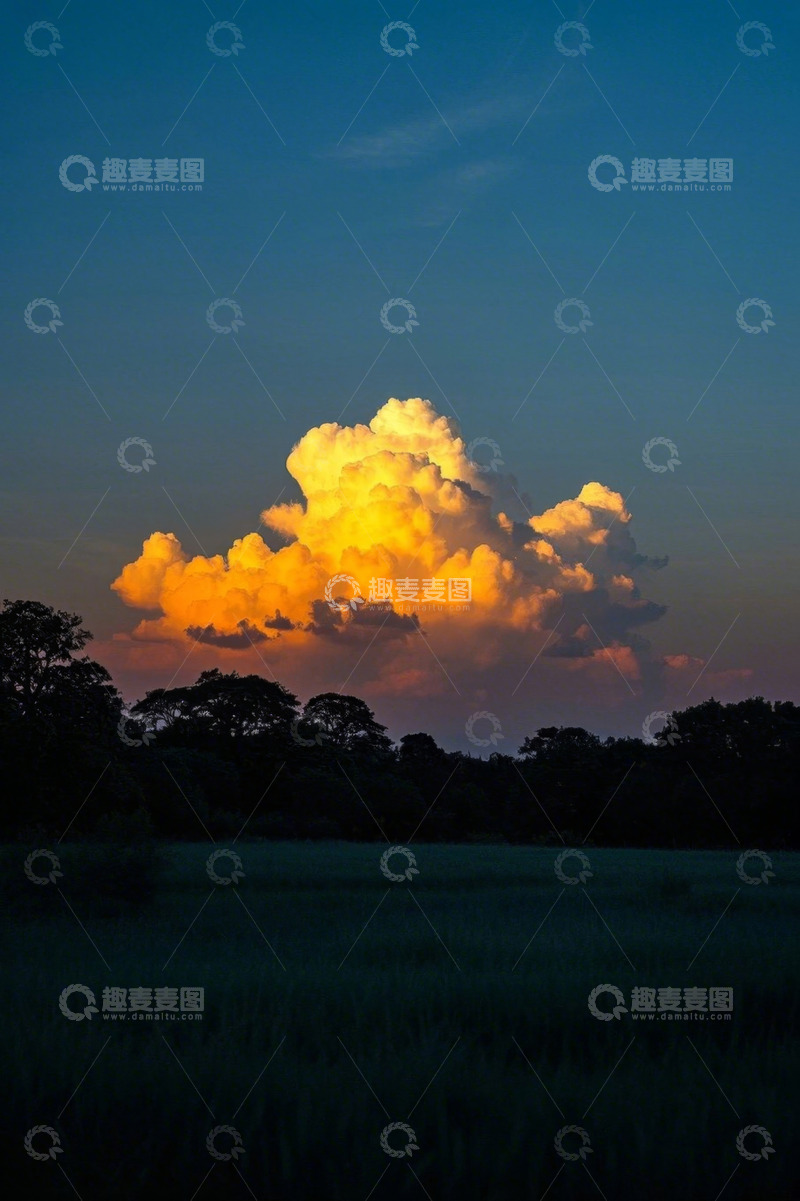 高清大图下载【趣麦麦图】田野上空的绚丽云彩