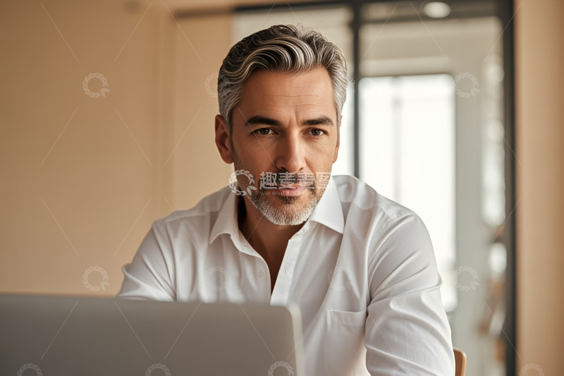 高清大图下载【趣麦麦图】商务男士办公使用笔记本电脑