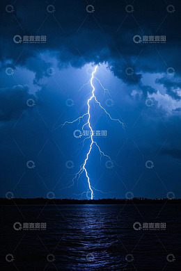 湖面上空闪电风暴景象