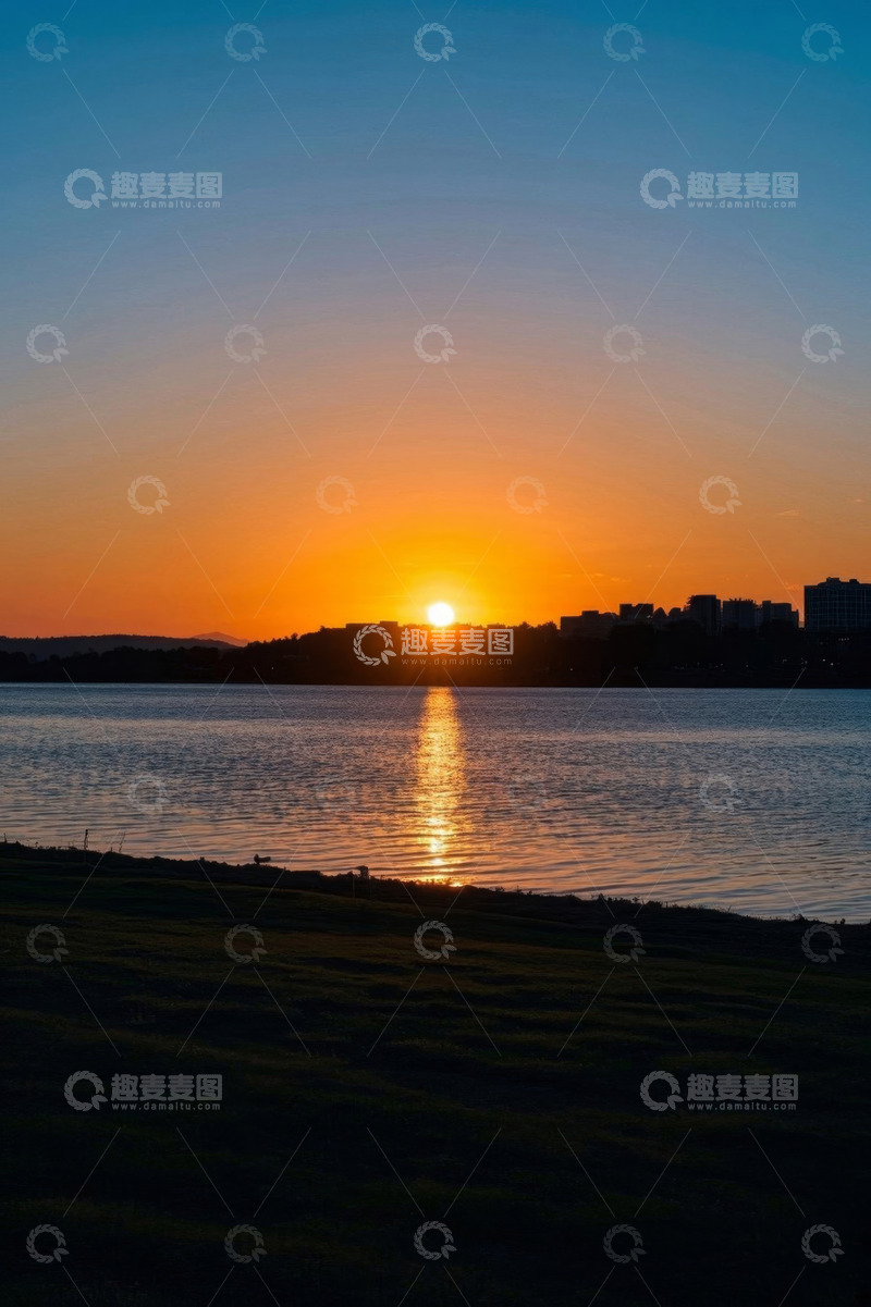 高清大图下载【趣麦麦图】湖畔日落城市远景