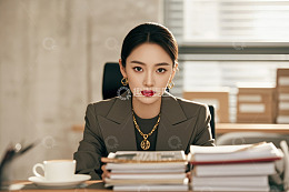 商务女性端坐办公桌前