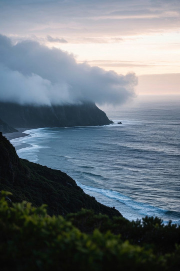 海边山峦云雾环绕自然景观
