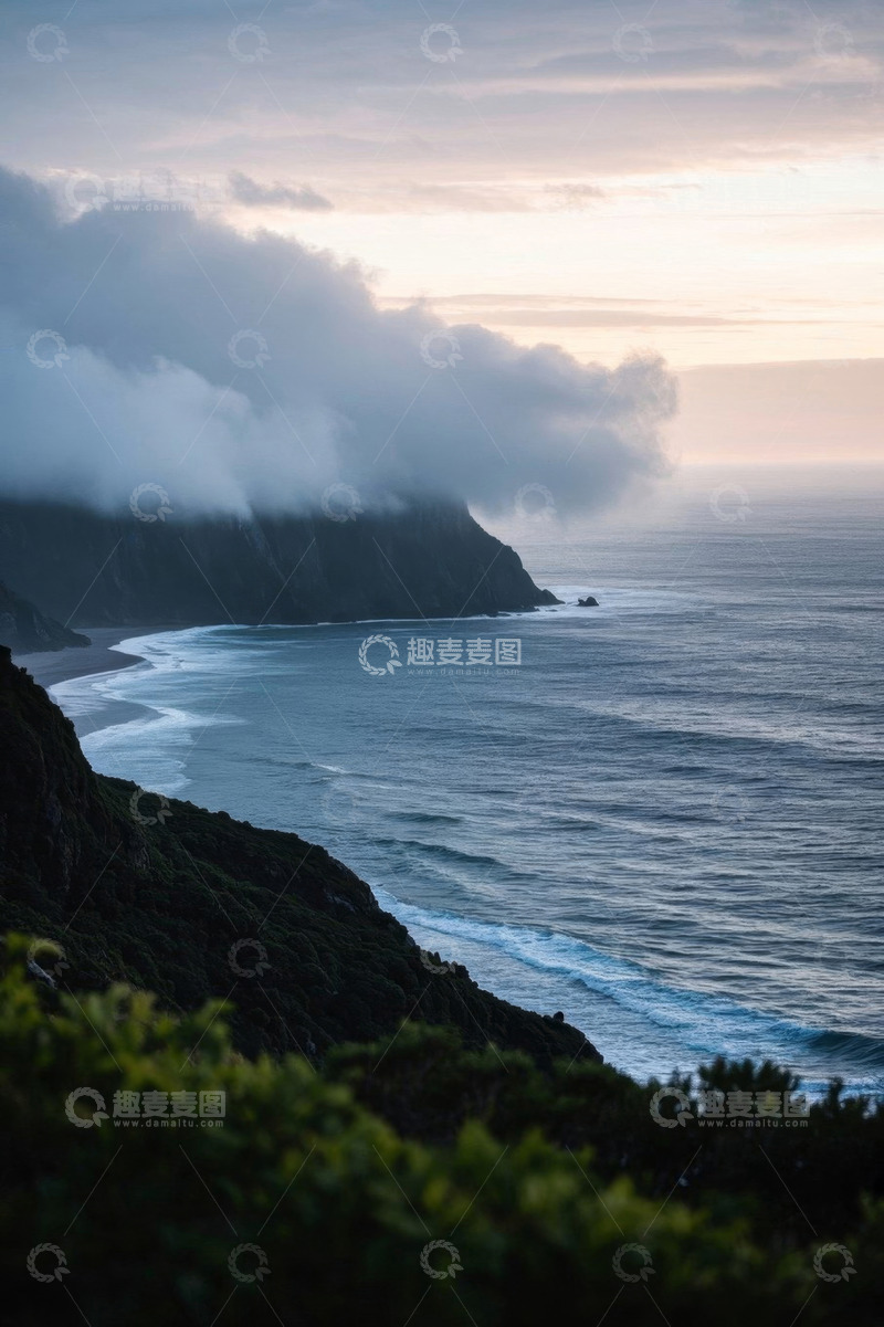 高清大图下载【趣麦麦图】海边山峦云雾环绕自然景观