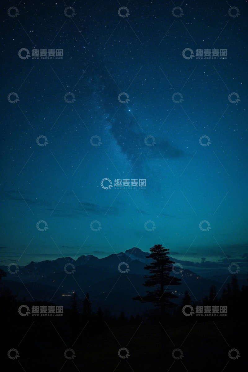 高清大图下载【趣麦麦图】夜空下山脉与树木的星空景象