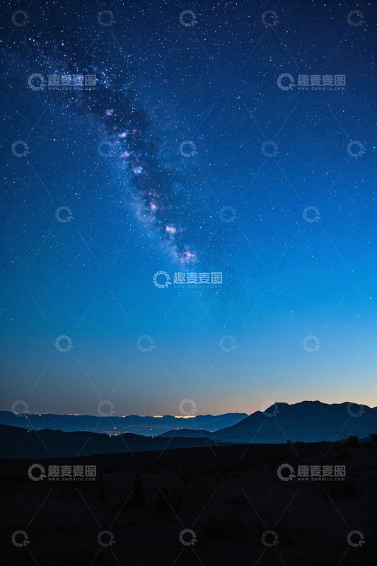 山间夜空下的银河系景观